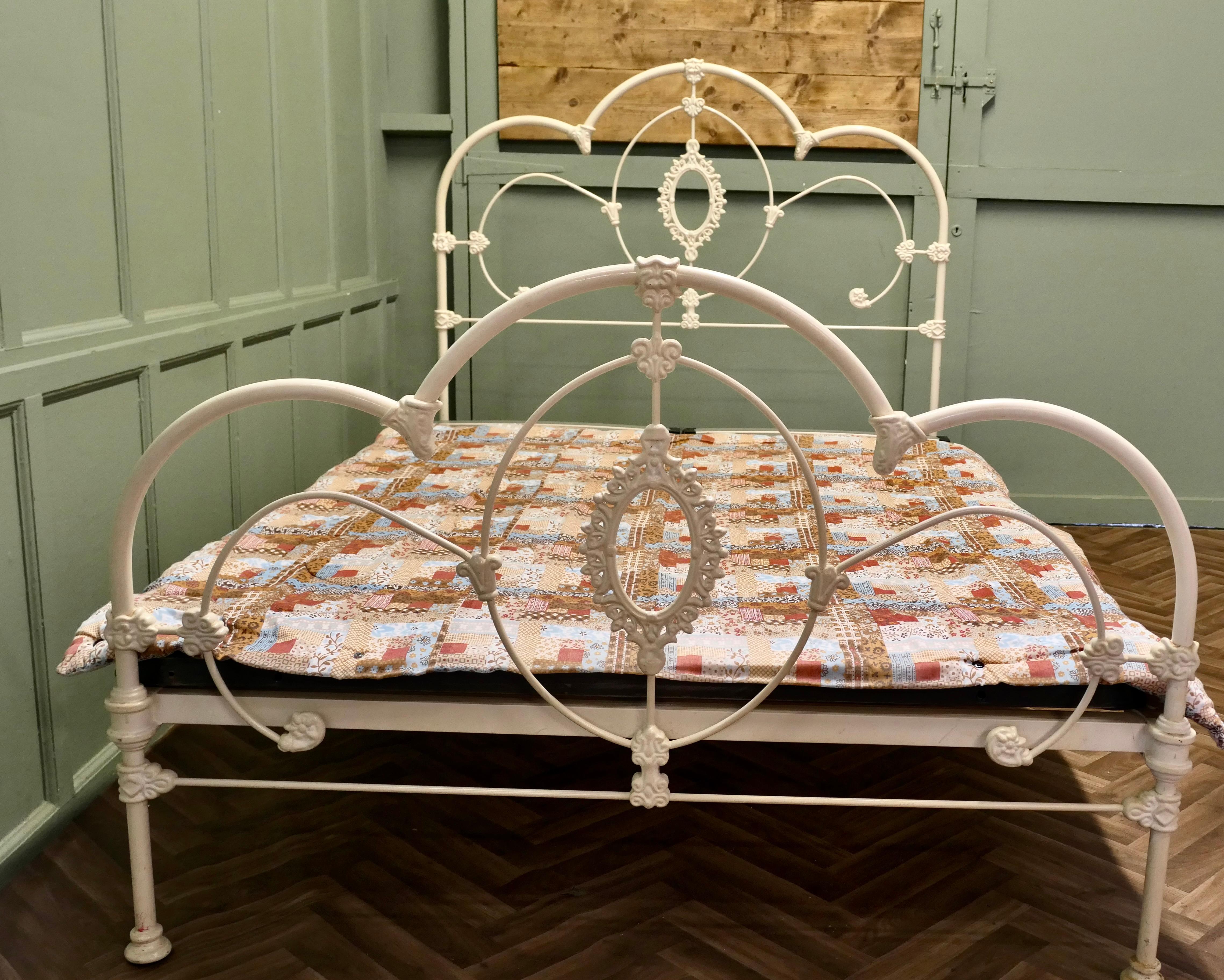 Cream Coloured Wrought Iron Bed Double Bed In Good Condition For Sale In Godshill, Isle of Wight