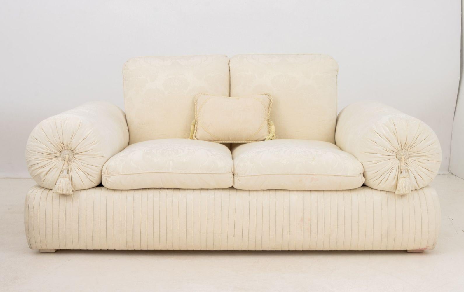 Canapé loveseat tapissé en damas crème, avec coussin assorti. 31