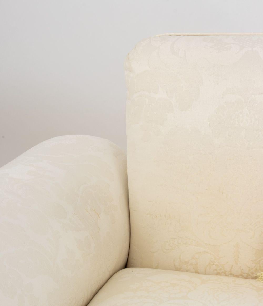 Moderne Canapé loveseat tapissé en damas crème en vente