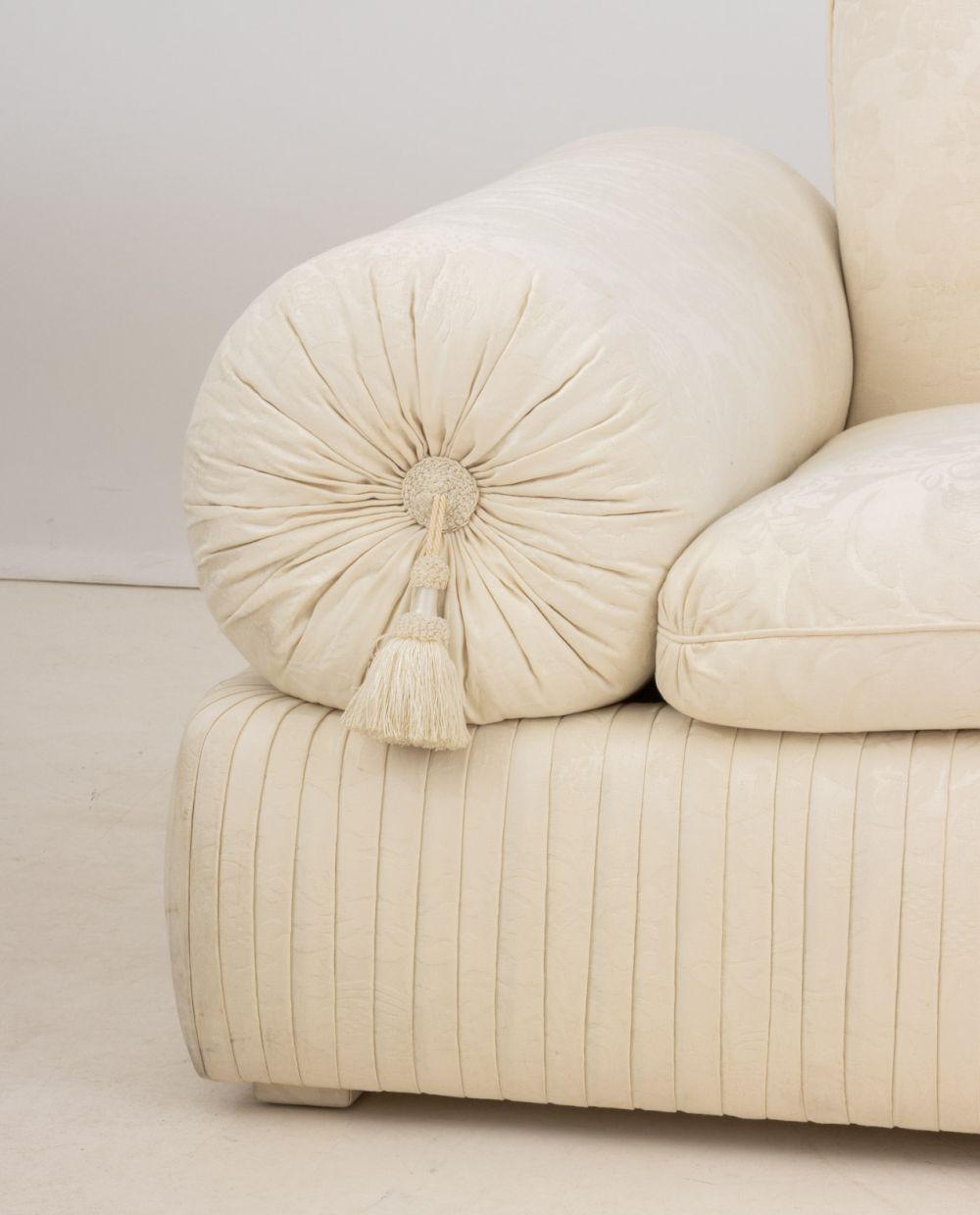 Canapé loveseat tapissé en damas crème Bon état - En vente à Astoria, NY