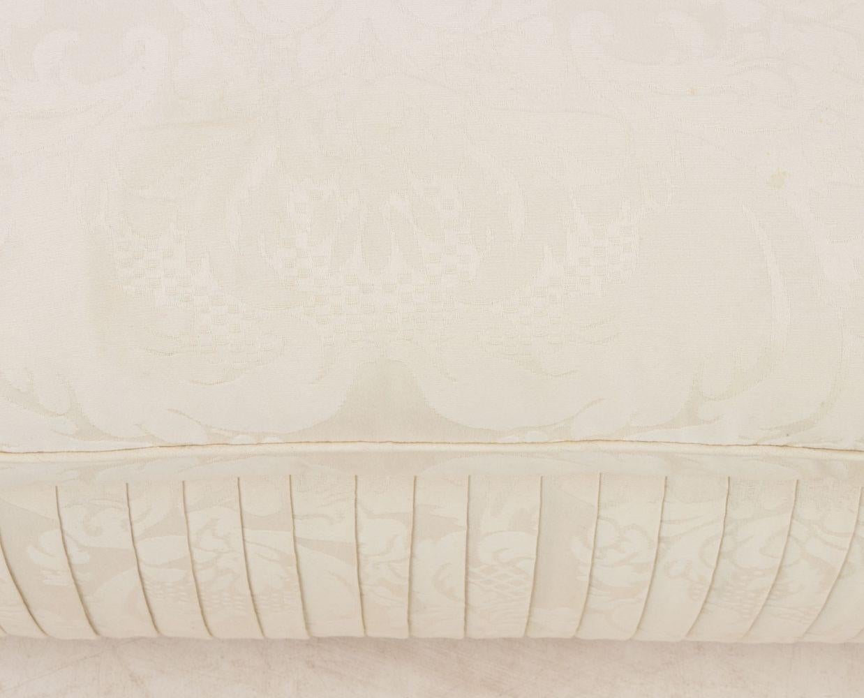 20ième siècle Canapé loveseat tapissé en damas crème en vente