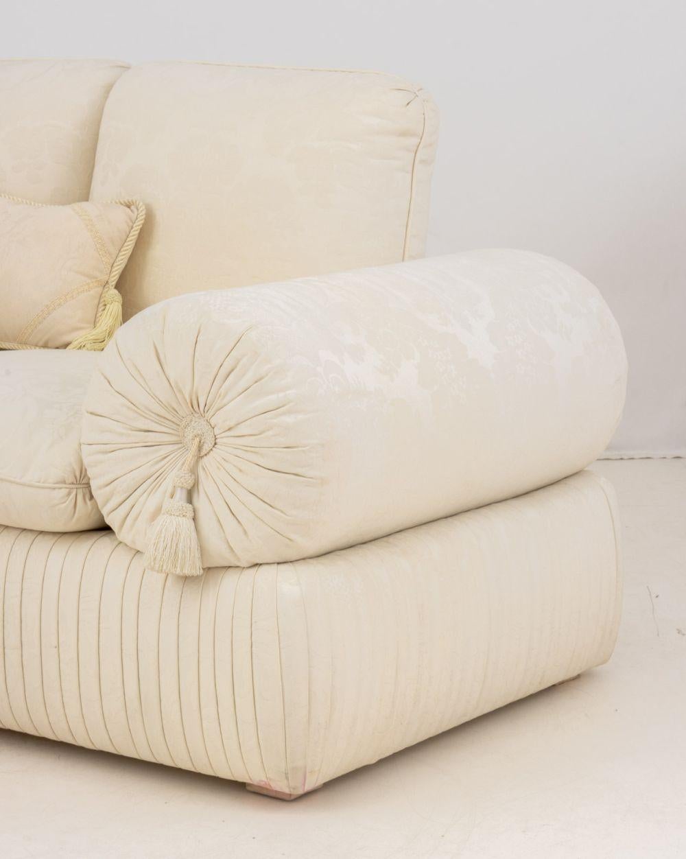 Damas Canapé loveseat tapissé en damas crème en vente