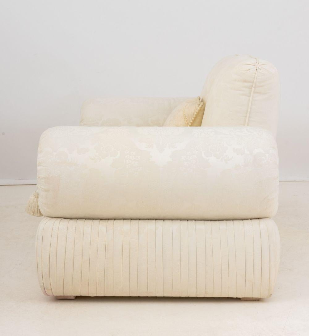Canapé loveseat tapissé en damas crème en vente 1
