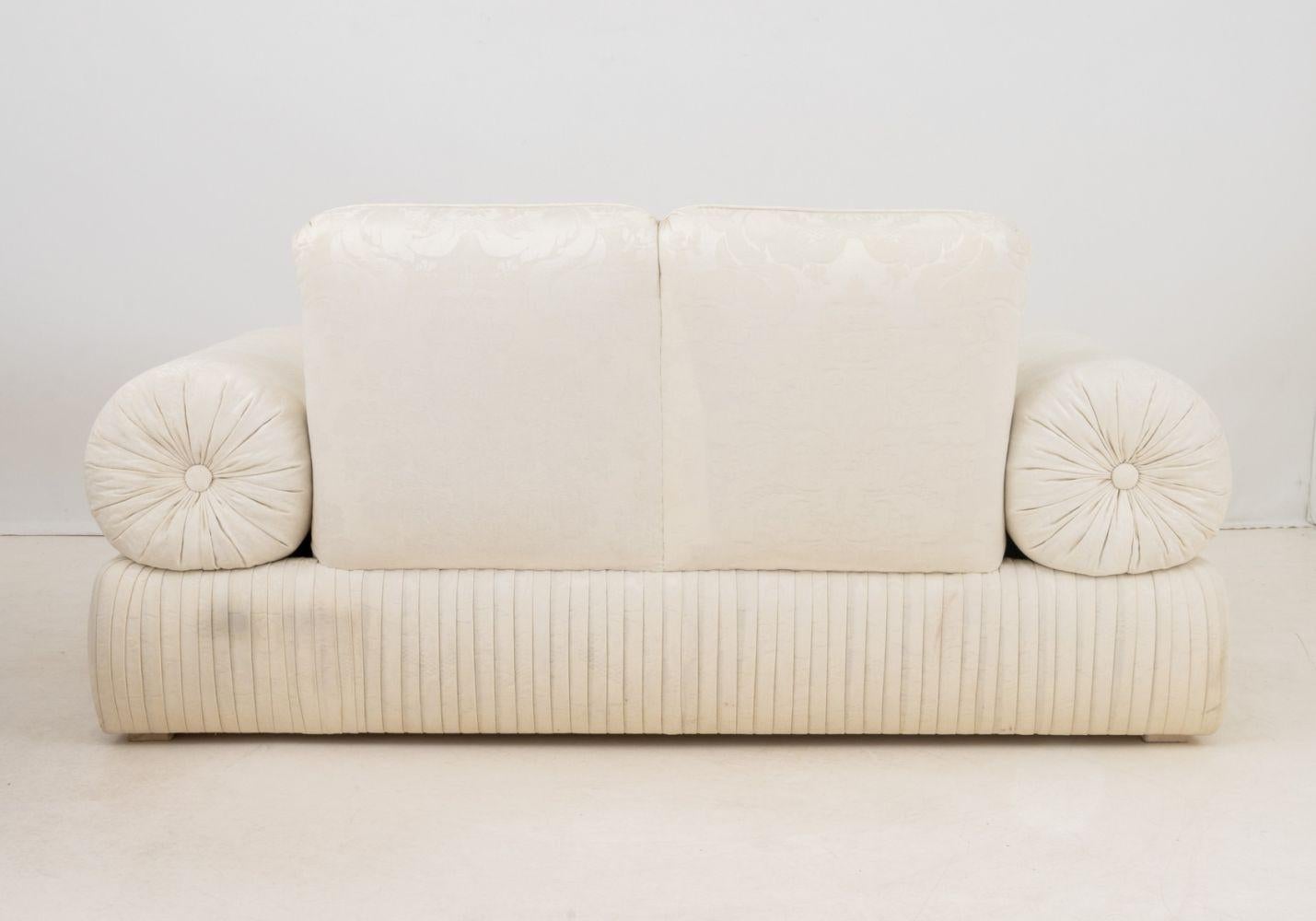Canapé loveseat tapissé en damas crème en vente 2