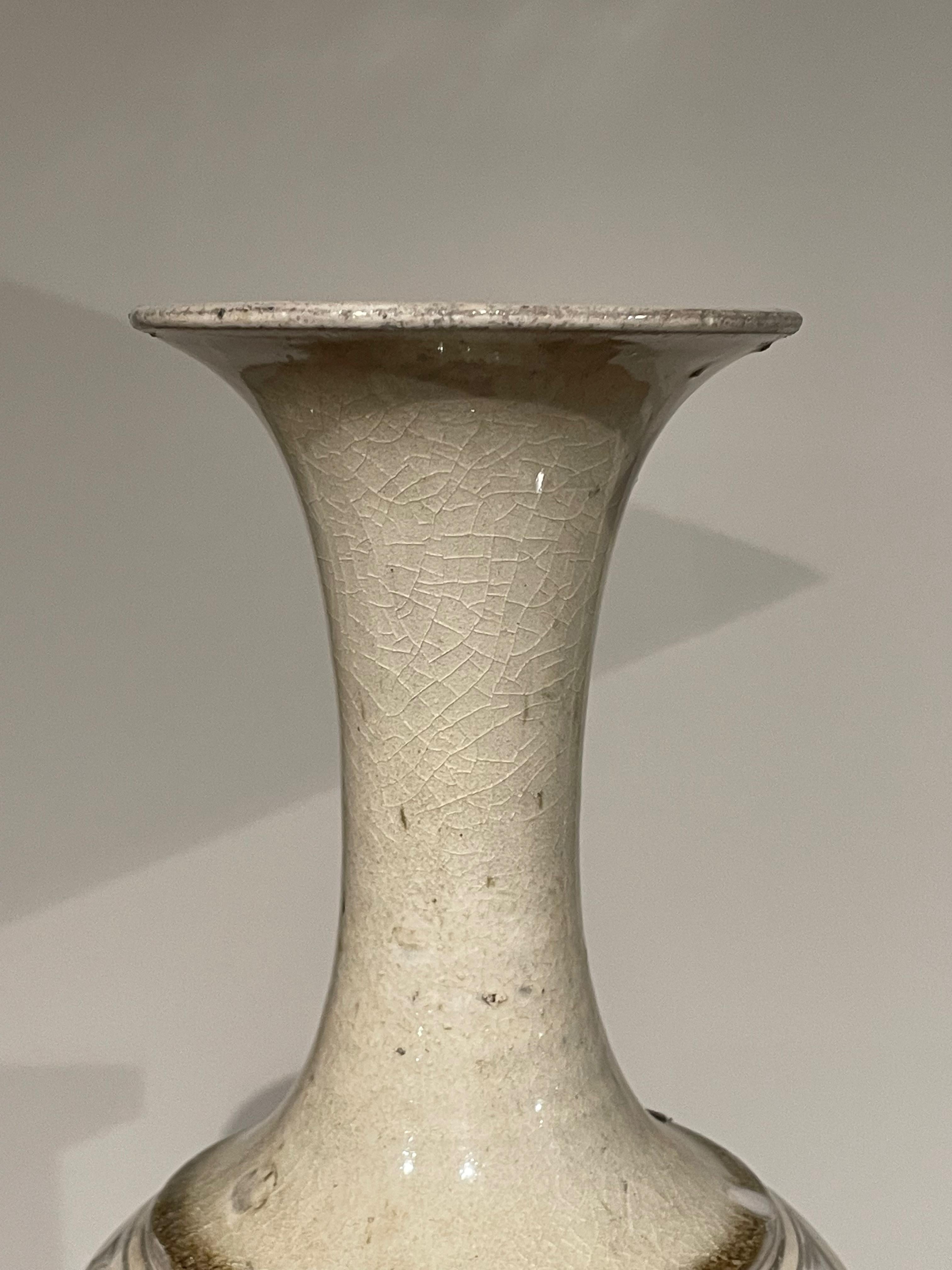 Vase contemporain chinois à motif crème.
Forme allongée du cou.
Bandes horizontales de motifs décoratifs circulaires.
Deux disponibles.
Collectional de six avec différentes formes disponibles.
