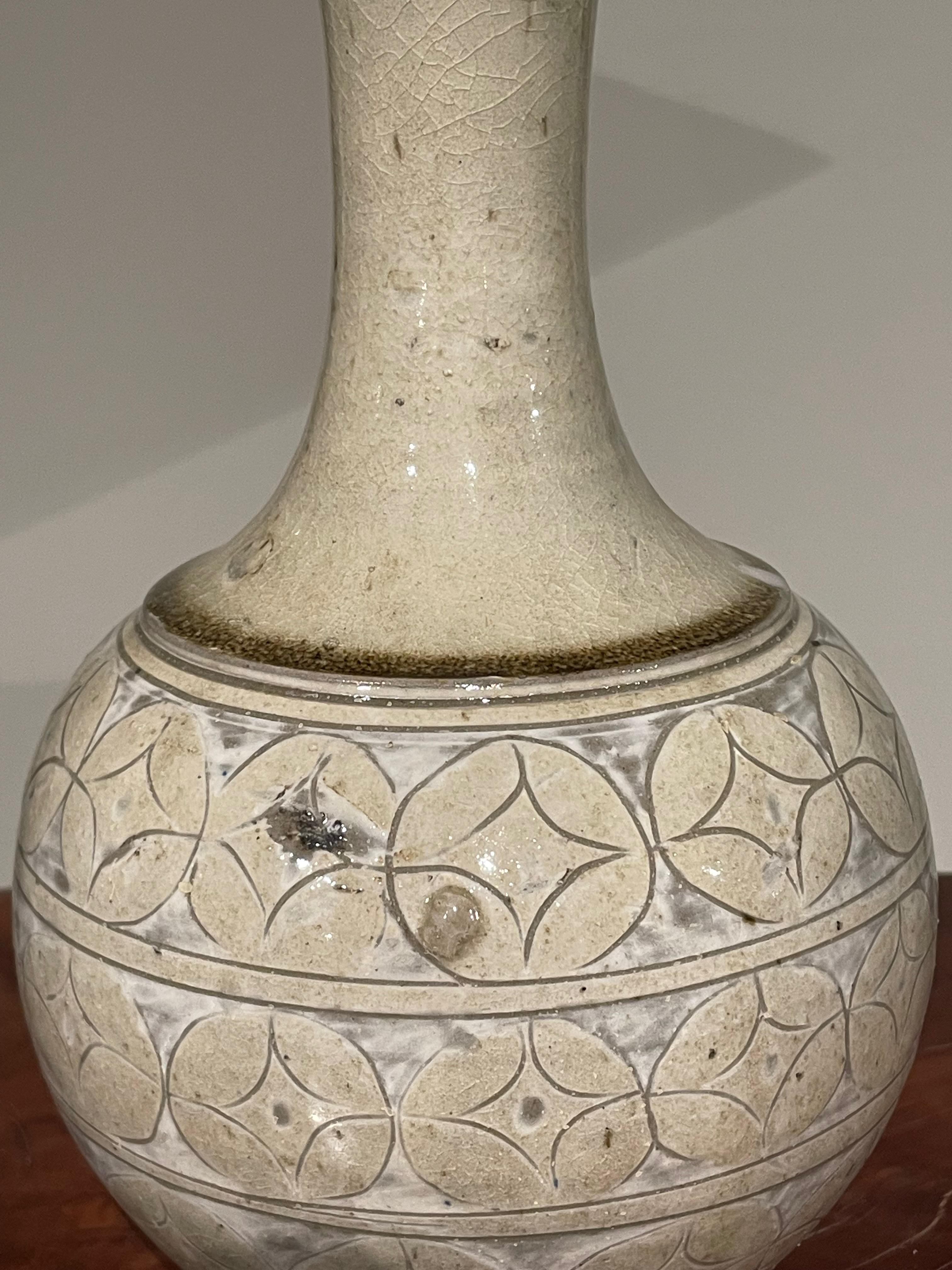 Chinois Vase décoratif en céramique à motifs crème, Chine, Contemporary  en vente