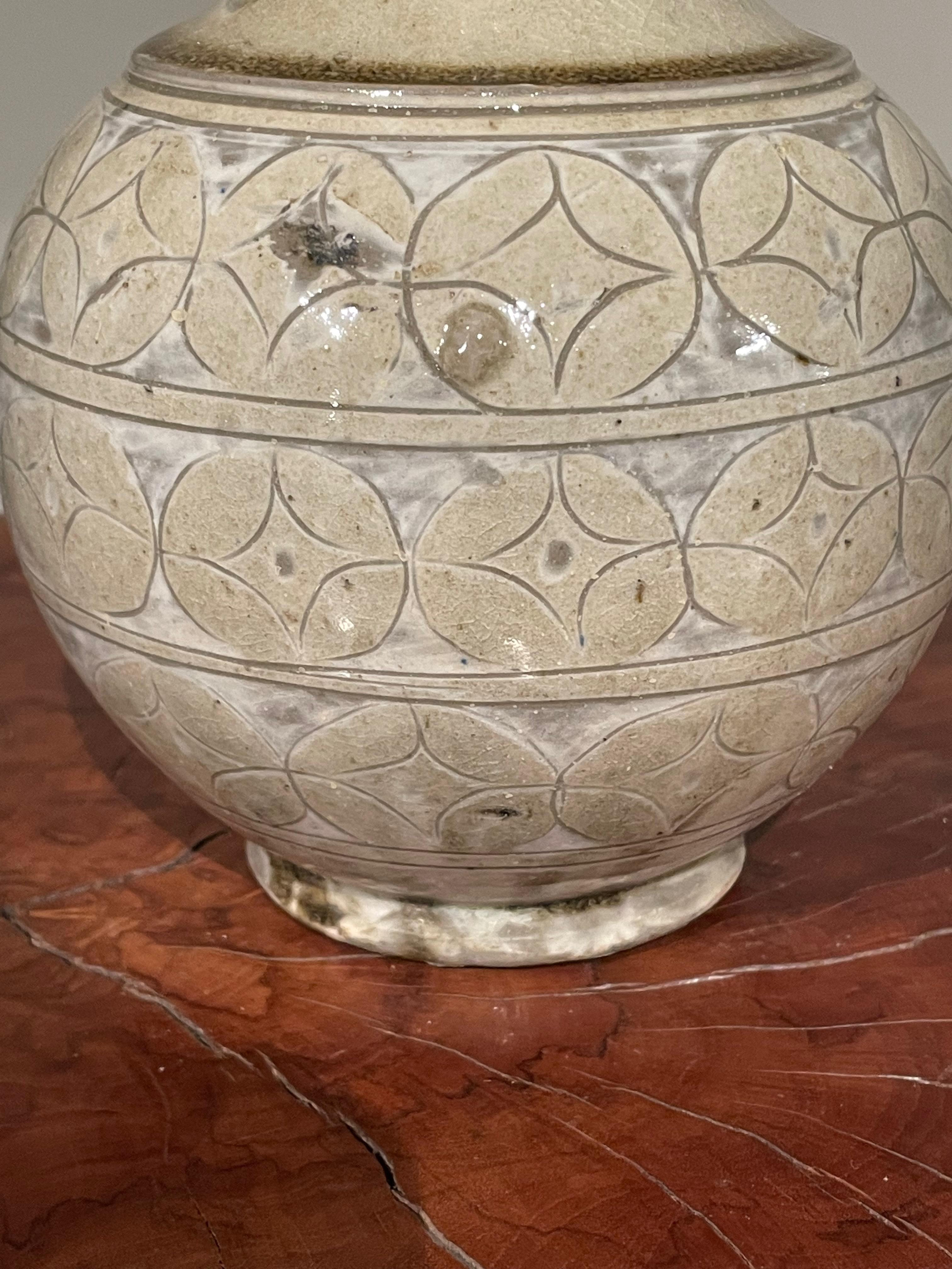 Vase décoratif en céramique à motifs crème, Chine, Contemporary  Neuf - En vente à New York, NY