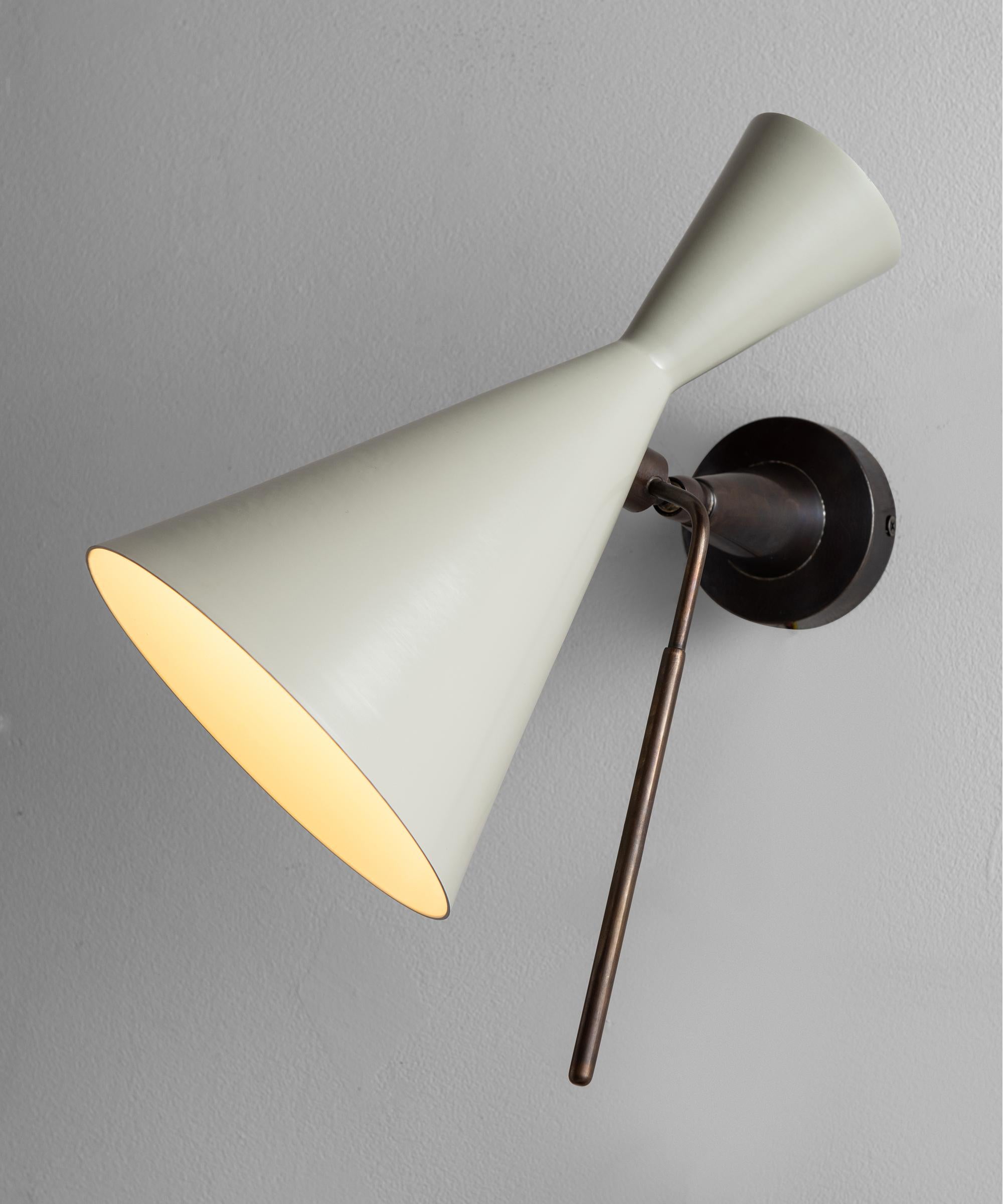 Pivotal metal shade with brass arm. 

Made in Italy 

Measures: 6.5
