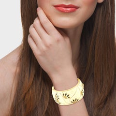 Brazalete de esmalte crema con diamantes y zafiro en oro de 18 quilates y plata