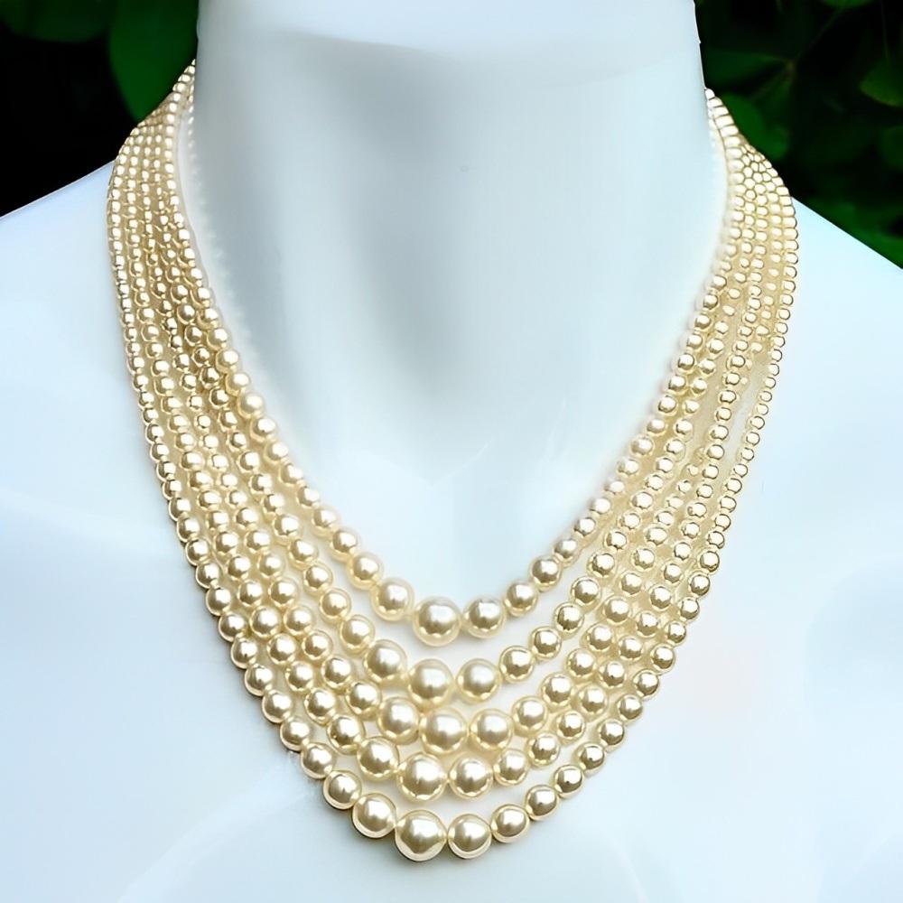 Collier à cinq brins en fausses perles de couleur crème avec fermoir en strass circa 1950 Bon état - En vente à London, GB