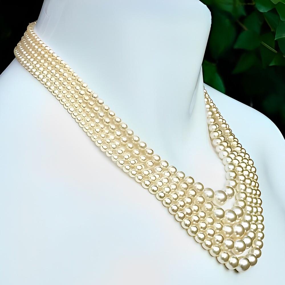 Collier à cinq brins en fausses perles de couleur crème avec fermoir en strass circa 1950 Unisexe en vente