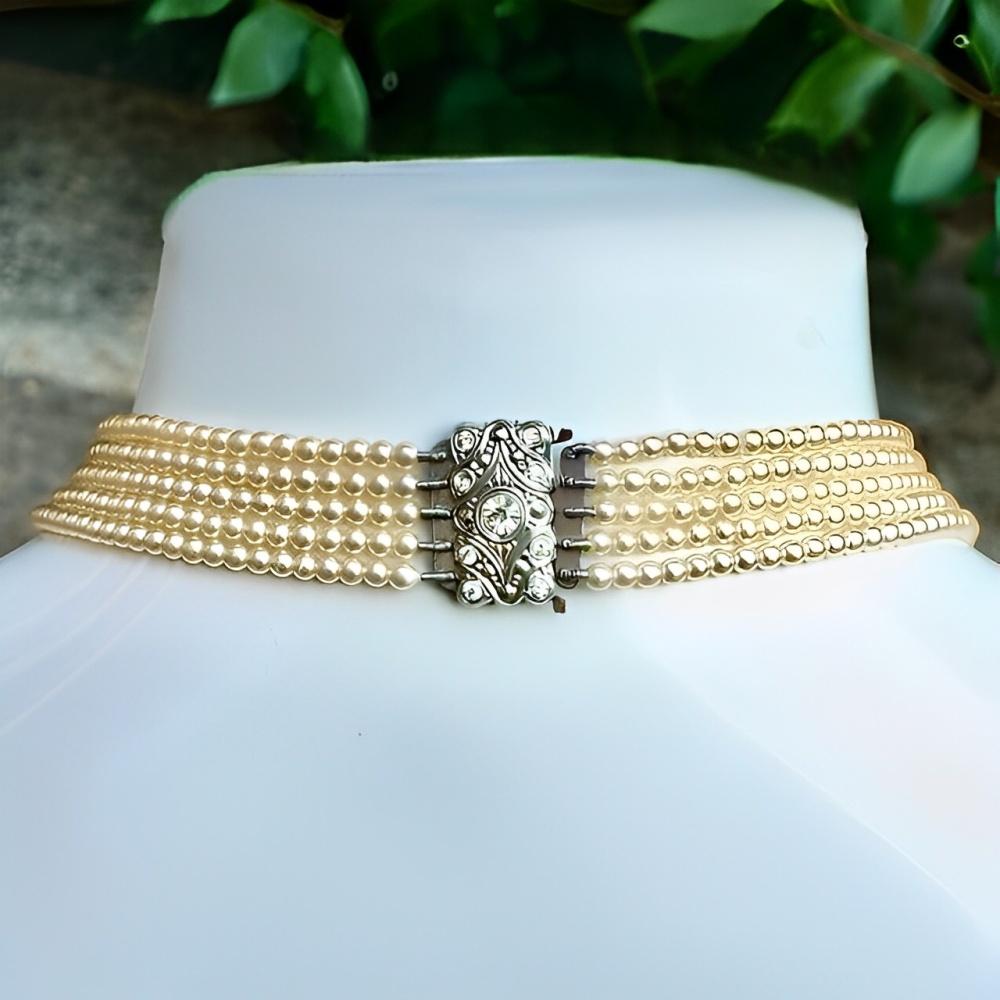 Collier à cinq brins en fausses perles de couleur crème avec fermoir en strass circa 1950 en vente 1