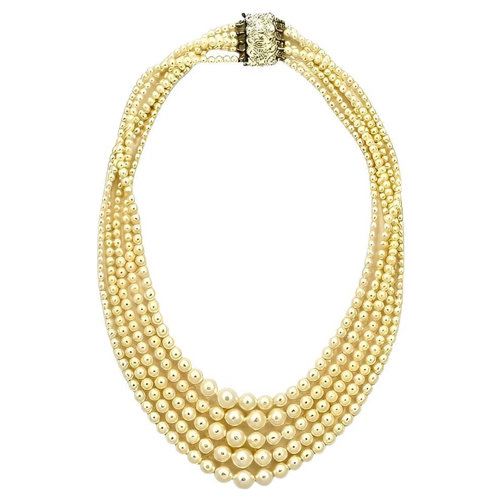 Collier à cinq brins en fausses perles de couleur crème avec fermoir en strass circa 1950 en vente