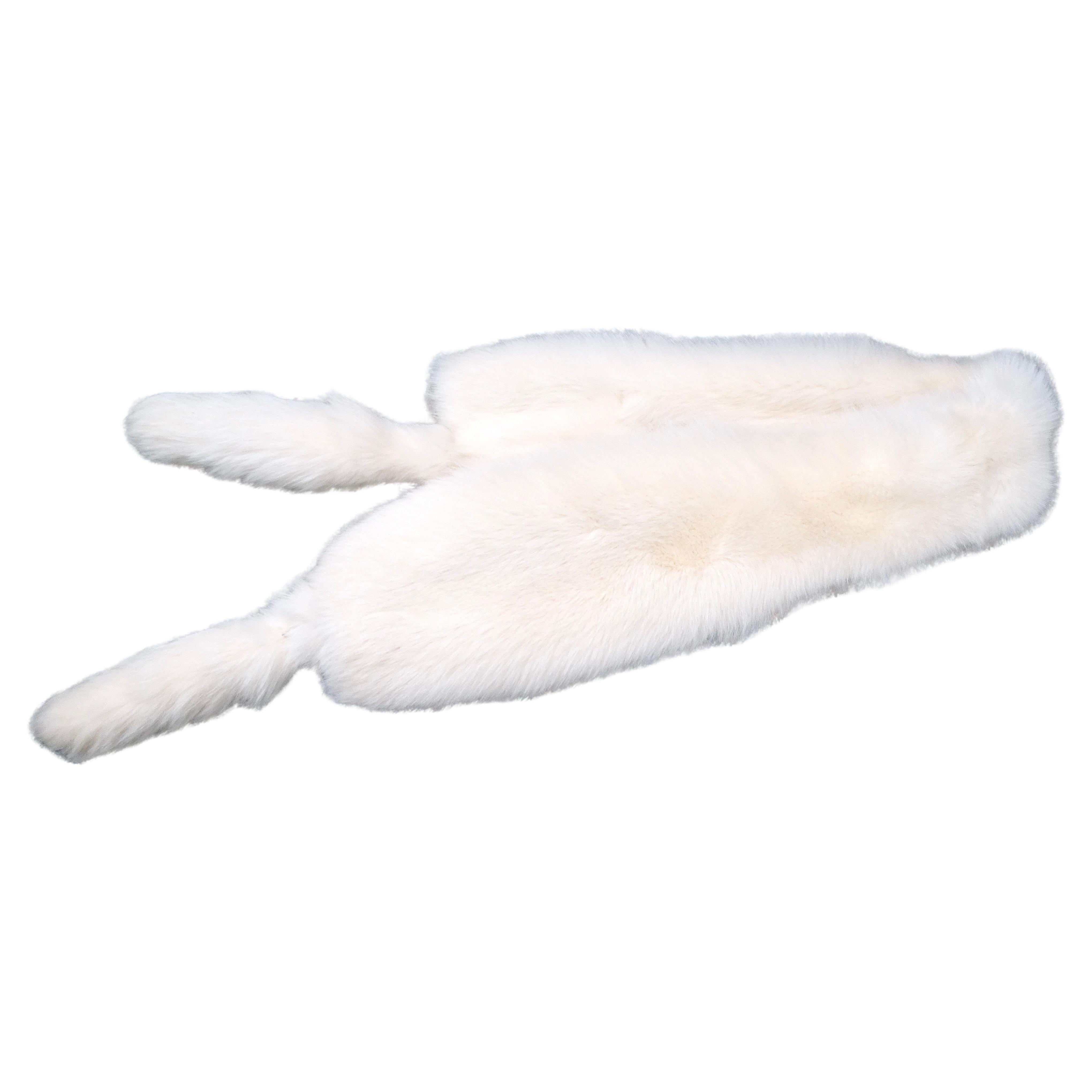La bufanda de piel de zorro crema es un accesorio exquisito que desprende lujo y sofisticación. Confeccionada con piel de zorro de felpa, esta estola ofrece una textura suave y aterciopelada que resulta cómoda y opulenta a la vez. Su tono cremoso lo