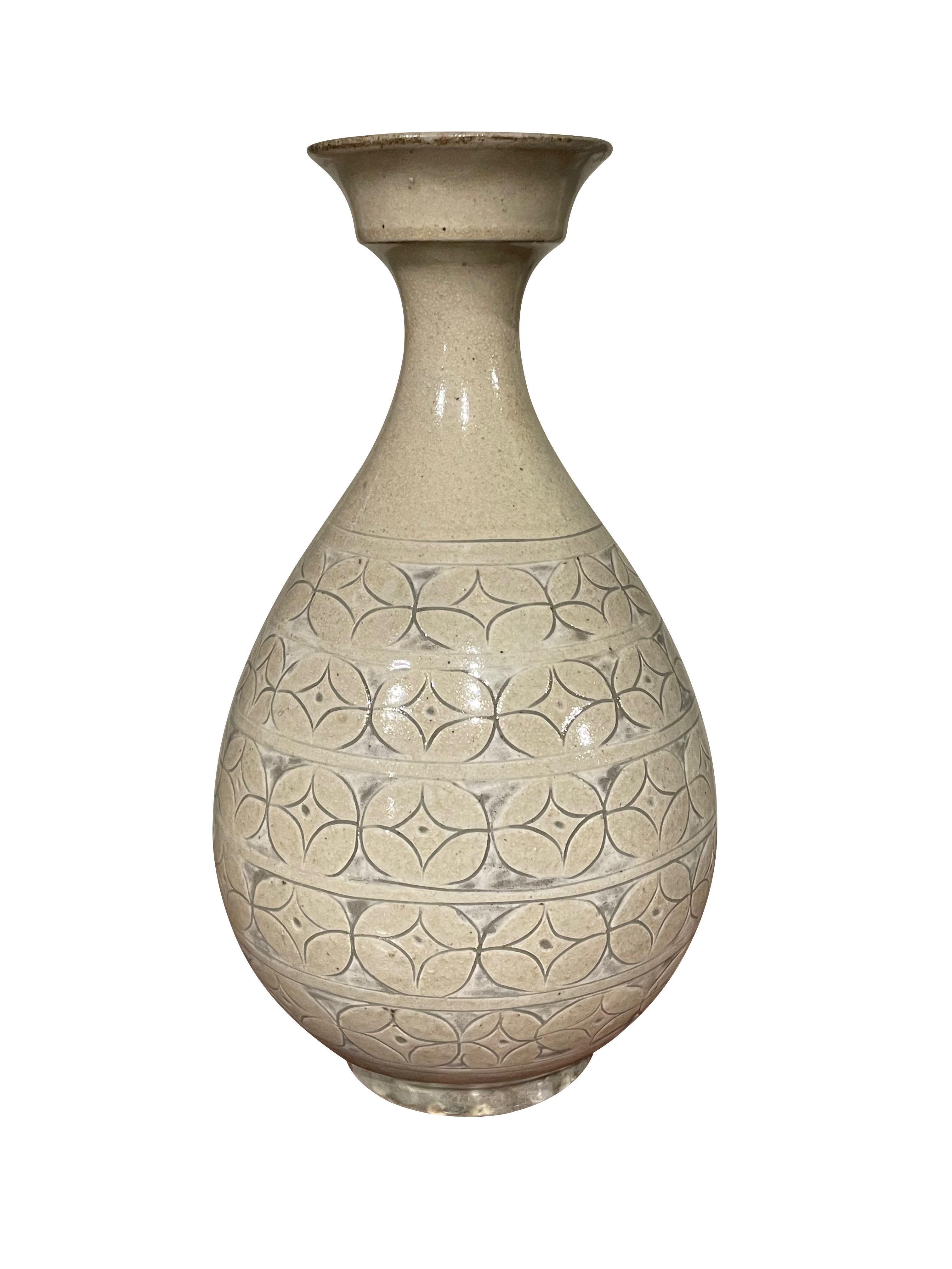 Collection S Contemporary de vases crème à motifs.
Bandes horizontales de motifs décoratifs circulaires.
Collectional de six avec différentes formes disponibles.
Vendu à l'unité.
Diamètres. 5