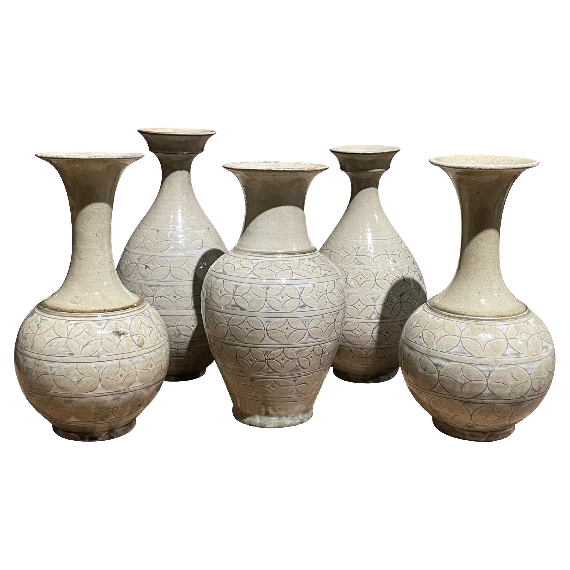 Vases à design géométrique crème, Chine, contemporain