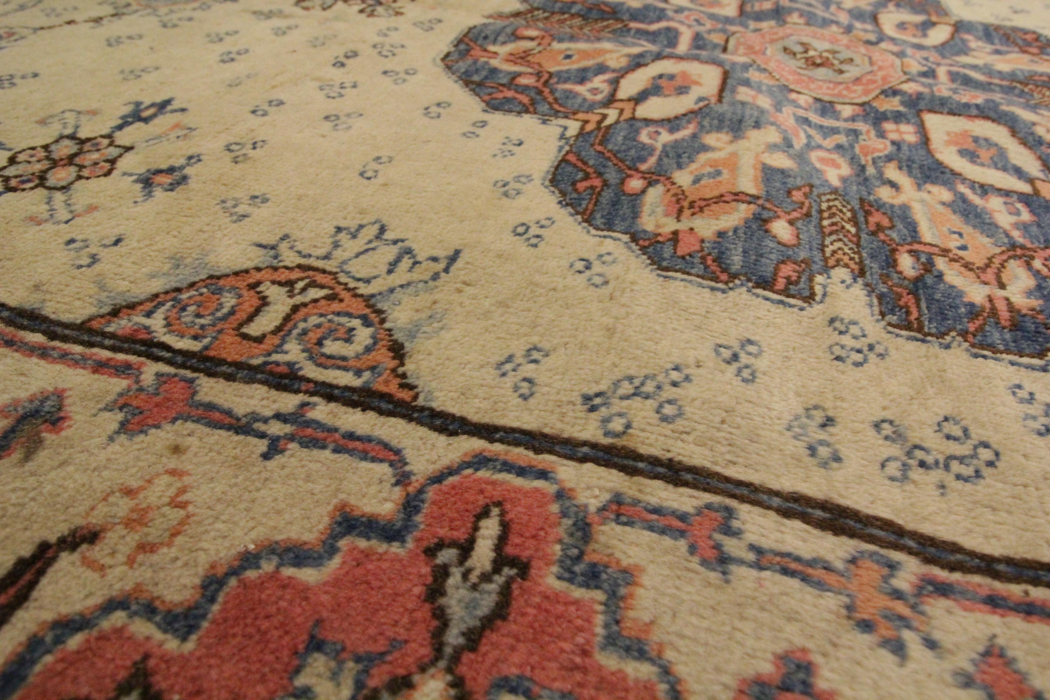 Cream Carpet Medallion Oriental Rug Handmade Symmetrical Living Area Rug In Excellent Condition For Sale In Hampshire, GB