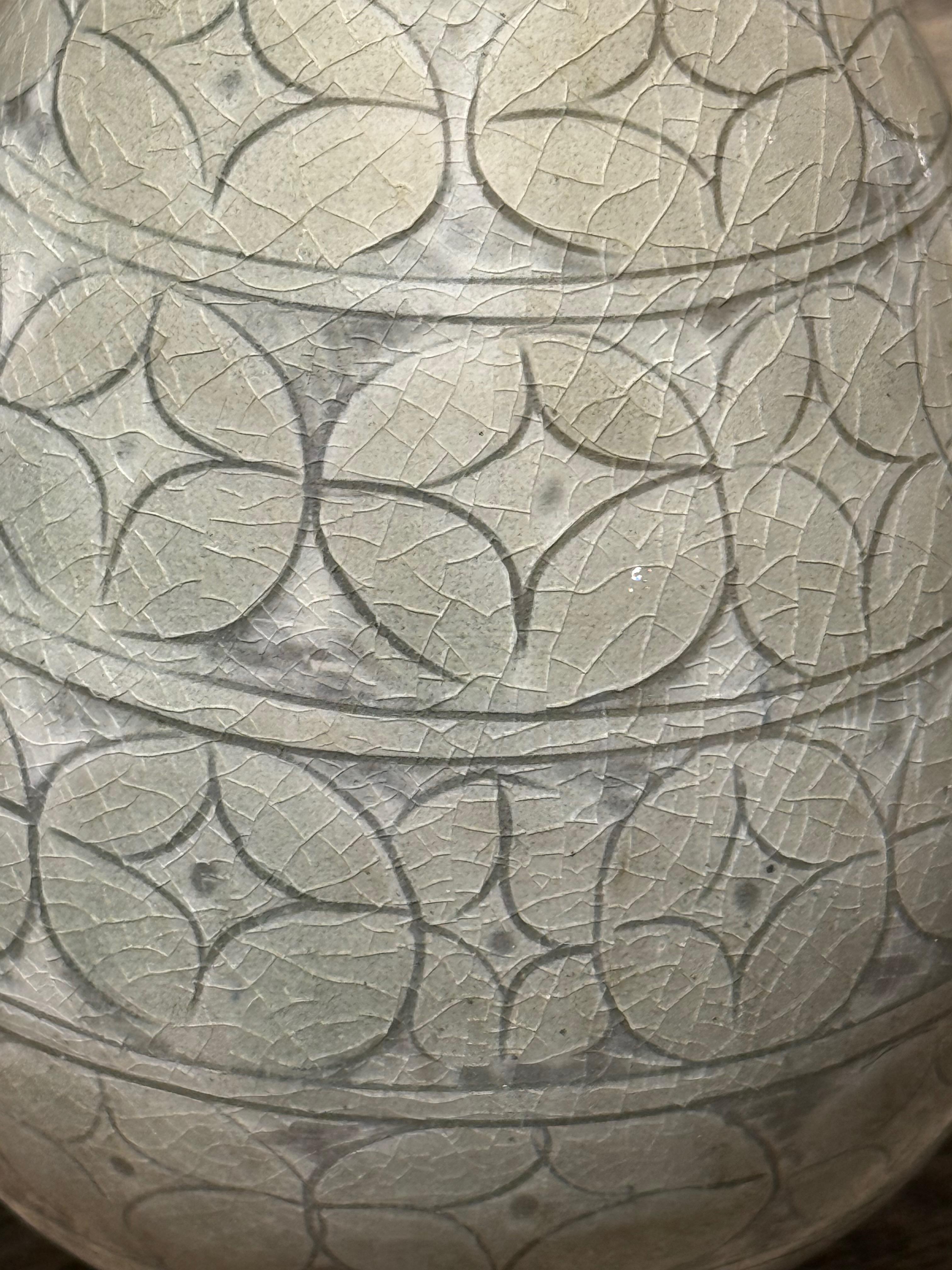 Vase à col de tulipe à motif géométrique crème, Chine, contemporain Neuf - En vente à New York, NY