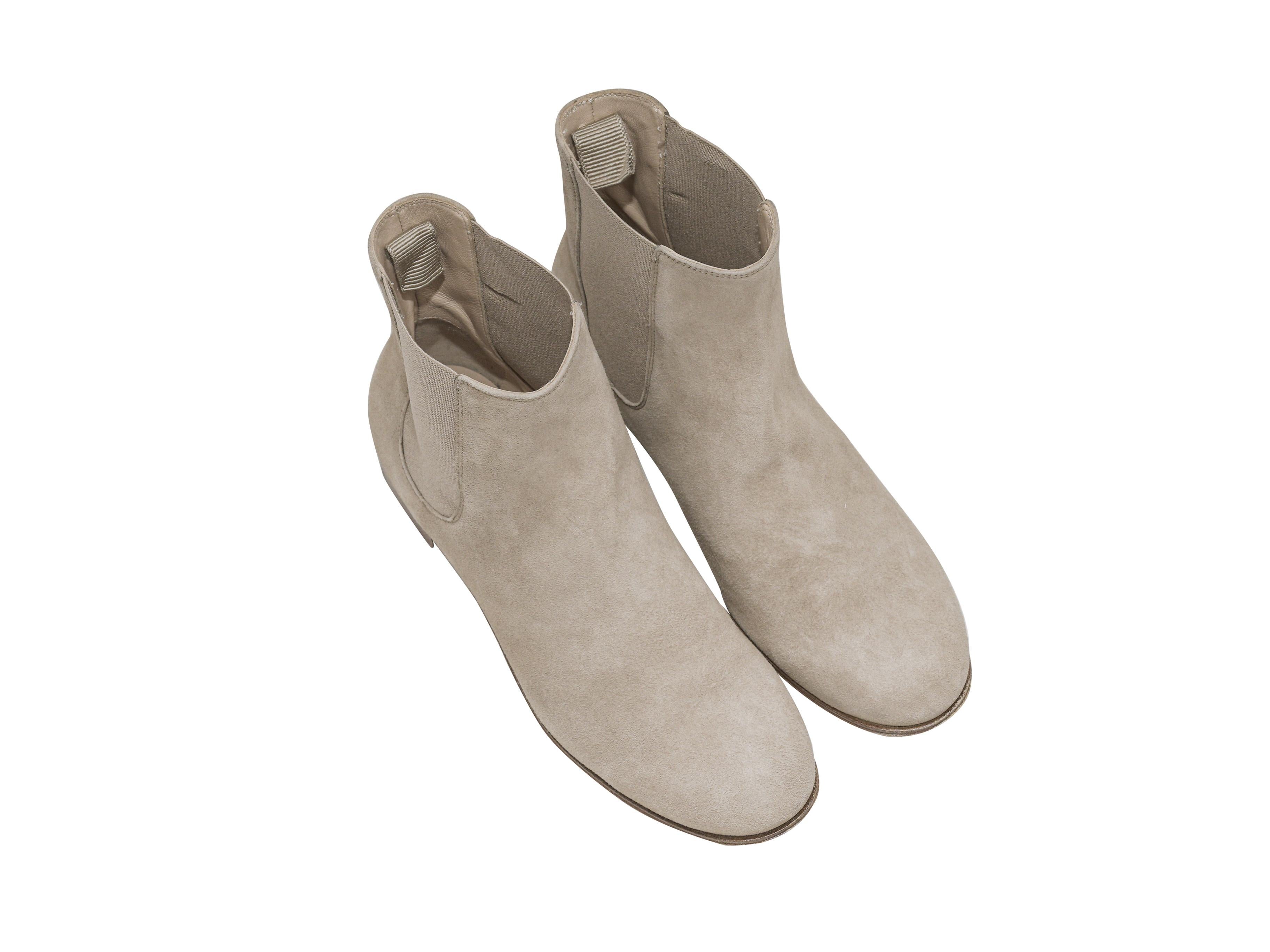 Botines planos de ante color crema de Gianvito Rossi. Refuerzos elásticos en los laterales. Tacones apilados. Altura de la caña 3,75