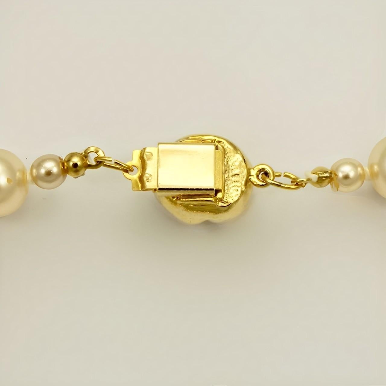 Cream Glass Pearl Necklace with a Gold Plated and Pearl Clasp In Good Condition For Sale In London, GB
