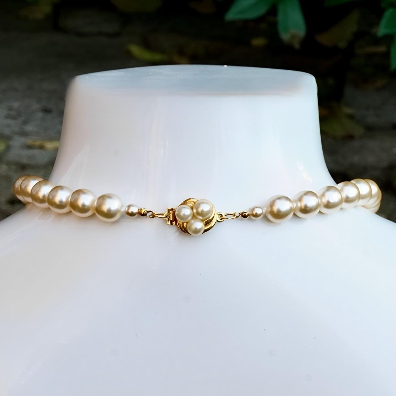 Cream Glass Pearl Necklace with a Gold Plated and Pearl Clasp For Sale 2