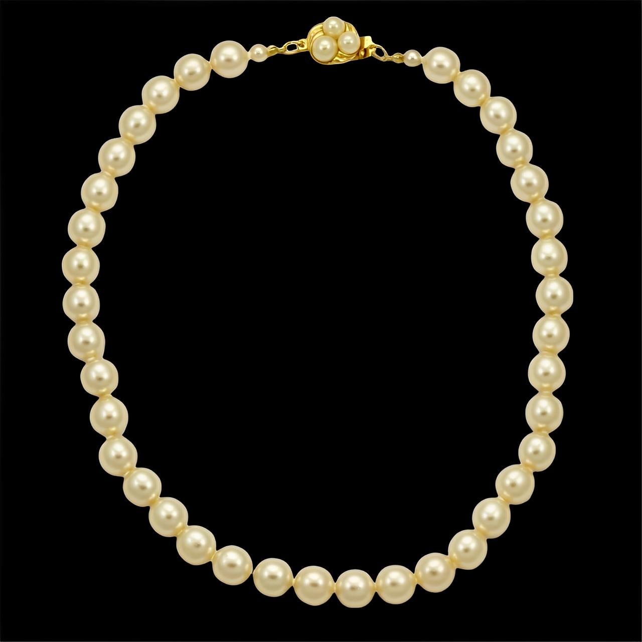 Cream Glass Pearl Necklace with a Gold Plated and Pearl Clasp For Sale 3
