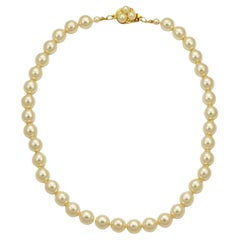 Perlenkette aus cremefarbenem Glas mit vergoldetem und Perlenverschluss