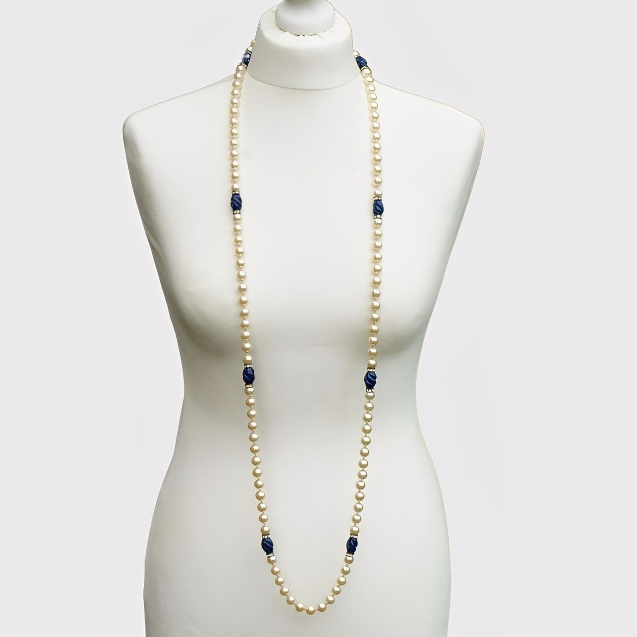 Magnifique collier en fausses perles de verre crème, avec des perles en faux lapis-lazuli et des strass en serti clos. Les jolies perles sont nouées entre chaque perle. Il n'y a pas de fermoir.

Longueur 132 cm / 52 pouces. Les perles mesurent 1