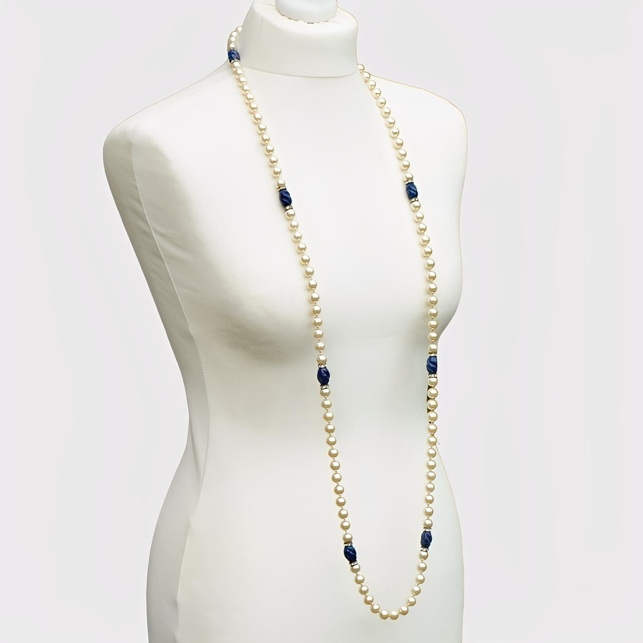 Collier de perles de verre crème avec faux lapis-lazuli et strass Bon état - En vente à London, GB