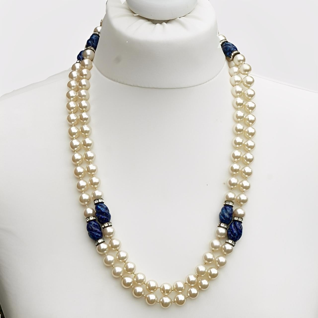 Collier de perles de verre crème avec faux lapis-lazuli et strass Unisexe en vente