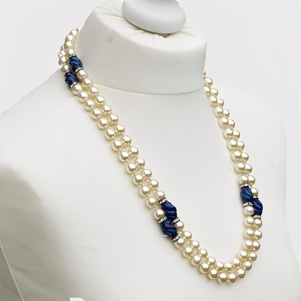 Collier de perles de verre crème avec faux lapis-lazuli et strass en vente 1
