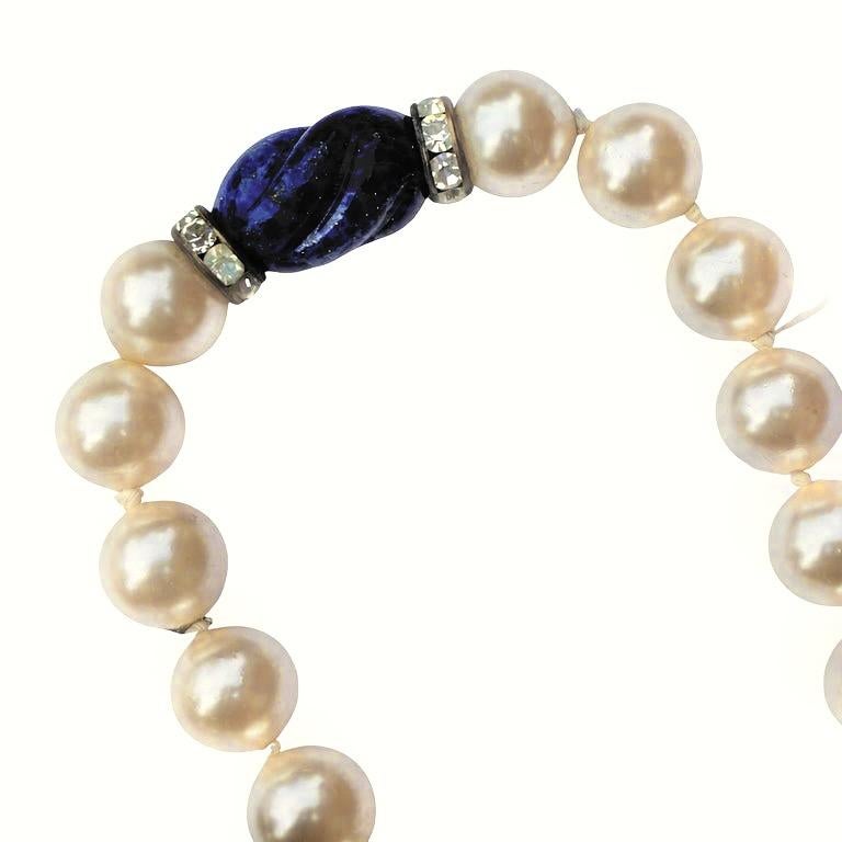 Collier de perles de verre crème avec faux lapis-lazuli et strass en vente 2