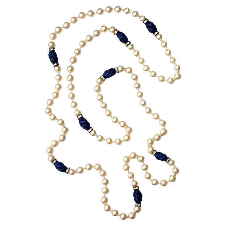 Collier de perles de verre crème avec faux lapis-lazuli et strass en vente
