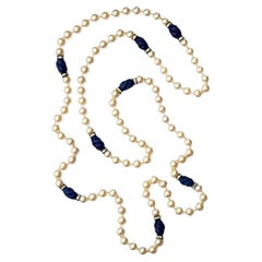 Collier de perles de verre crème avec faux lapis-lazuli et strass
