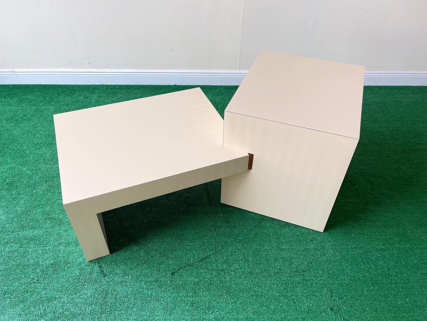 Stunning cream laminate table, featuring gloss and matte stripes alternating and tessellating the entire surface.
Table displays a unique design, with the support and base of the table providing a cutaway, so that the L shaped side of the table can