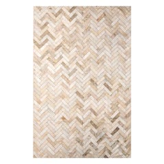 Grand tapis de sol personnalisable Estrella en cuir de vache crème et or à chevrons, grand format