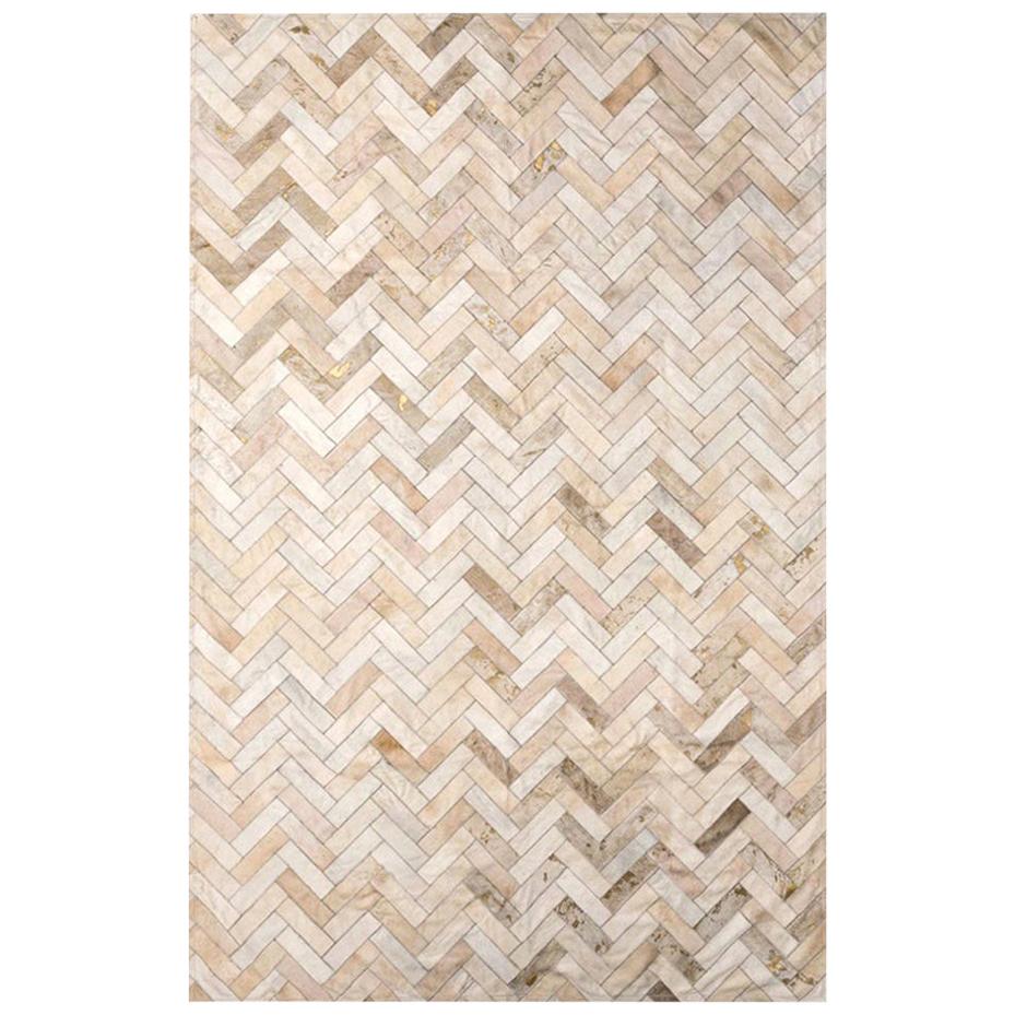 Grand tapis de sol en cuir de vache Estrella crème et or à chevrons personnalisables, X-Large