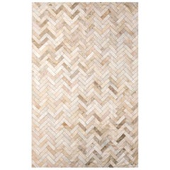 Grand tapis de sol en cuir de vache Estrella crème et or à chevrons personnalisables, X-Large