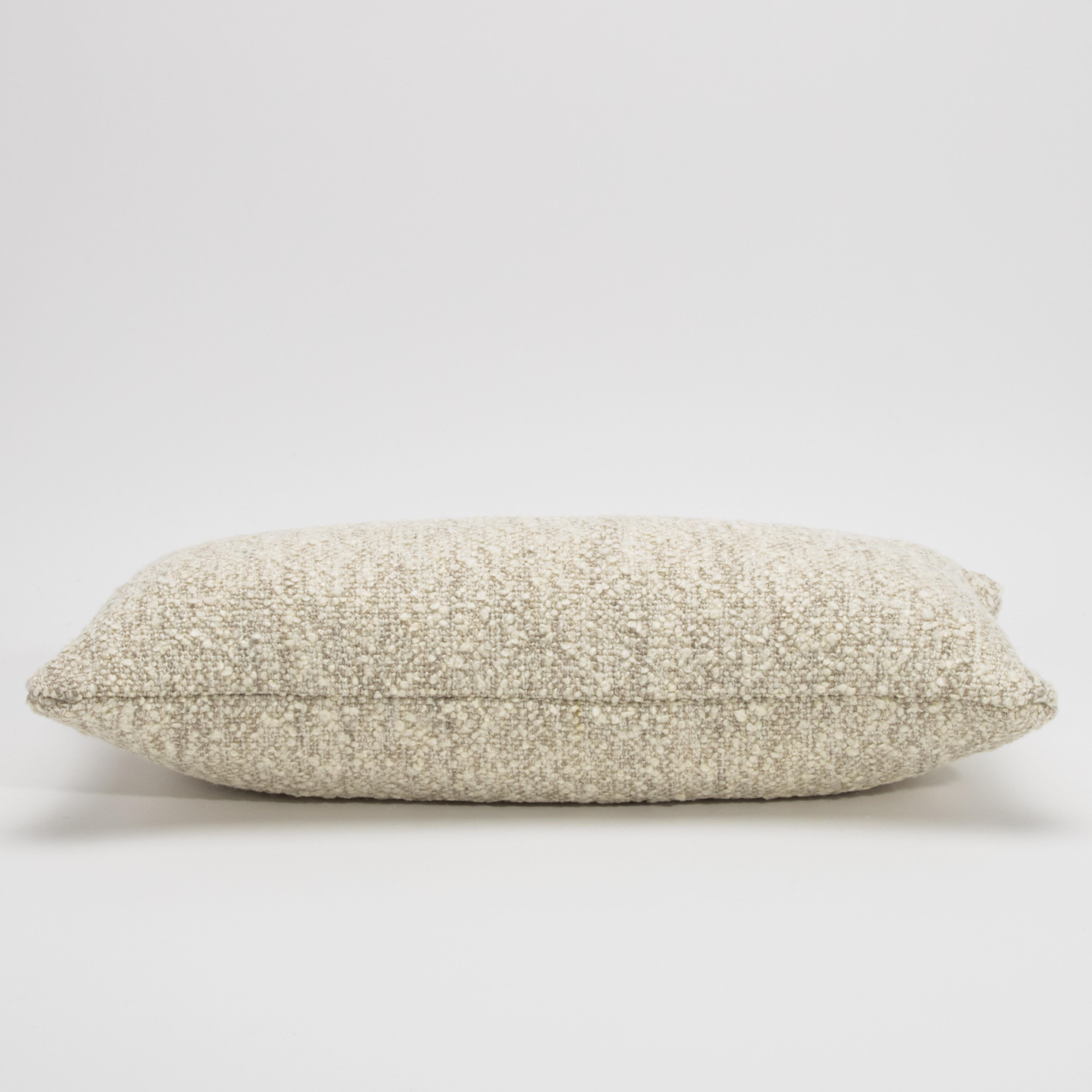 Add a touch of cozy elegance to your space with this stylish kidney pillow, crafted in luxuriously soft bouclé fabric. The elongated silhouette offers both comfort and sophistication, making it the perfect accent for sofas, armchairs, or beds.