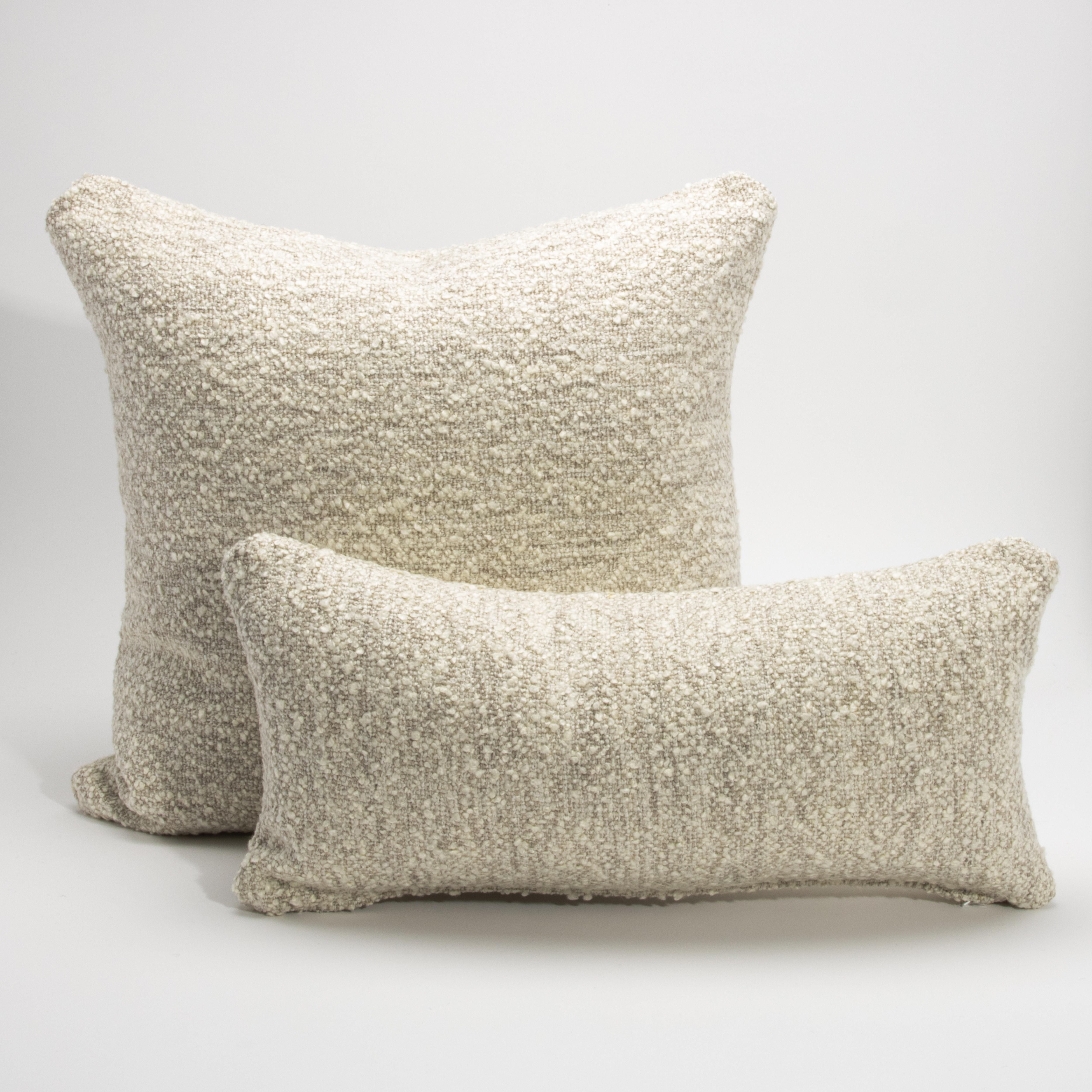 Moderno Cream-Grey Boucle Kidney Pillow By MOGUL in vendita