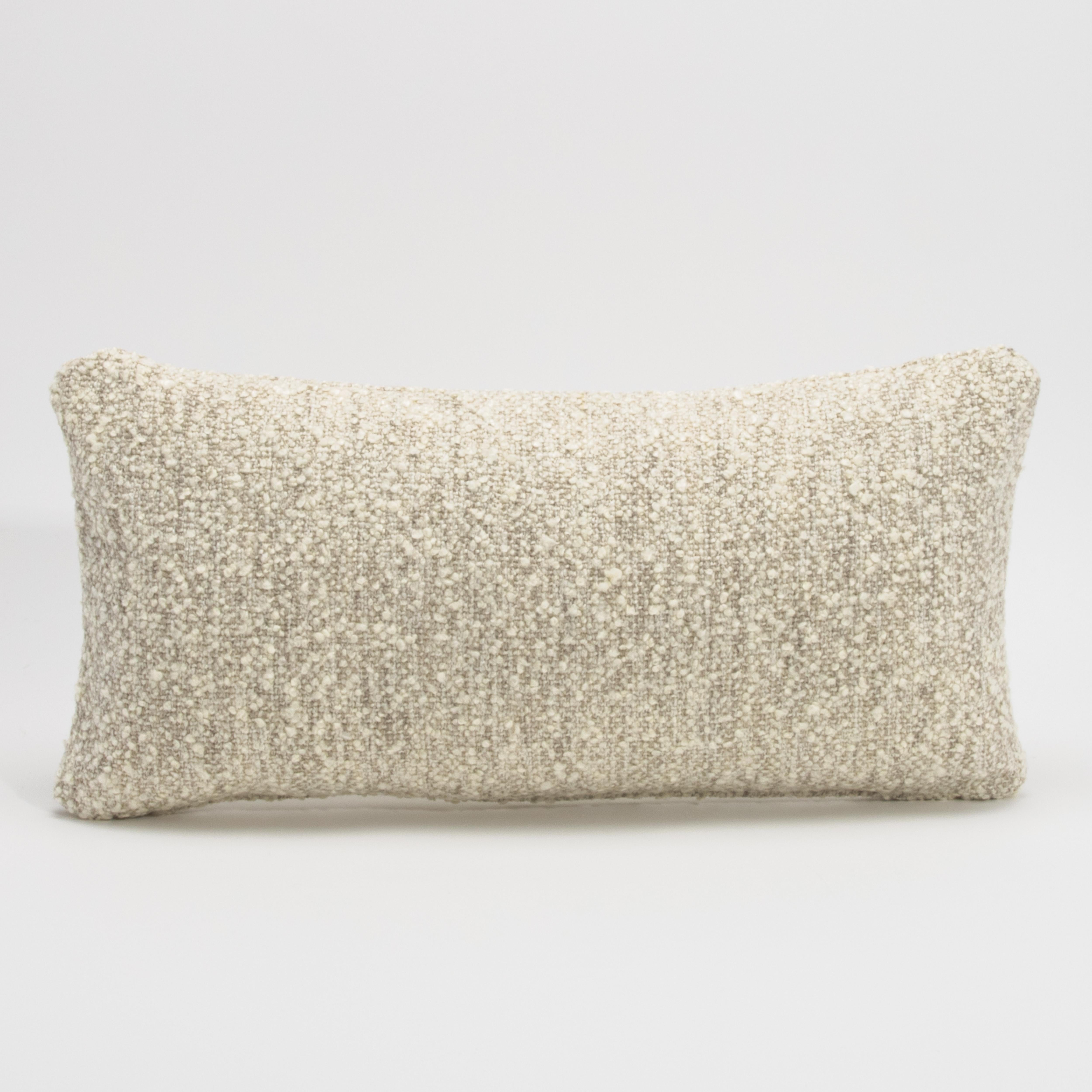 Fatto a mano Cream-Grey Boucle Kidney Pillow By MOGUL in vendita