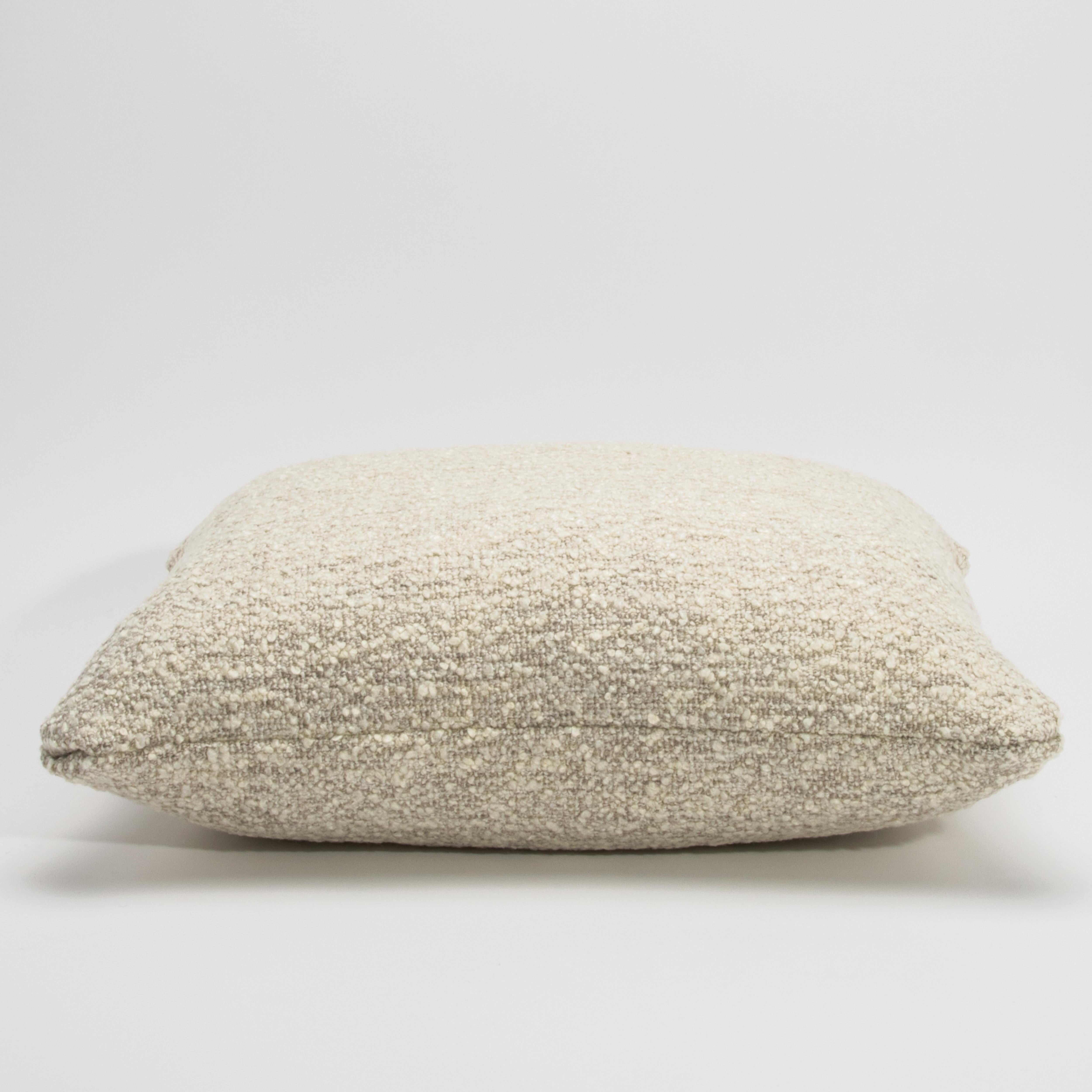 Moderno Cream-Grey Textured Pillow By MOGUL in vendita