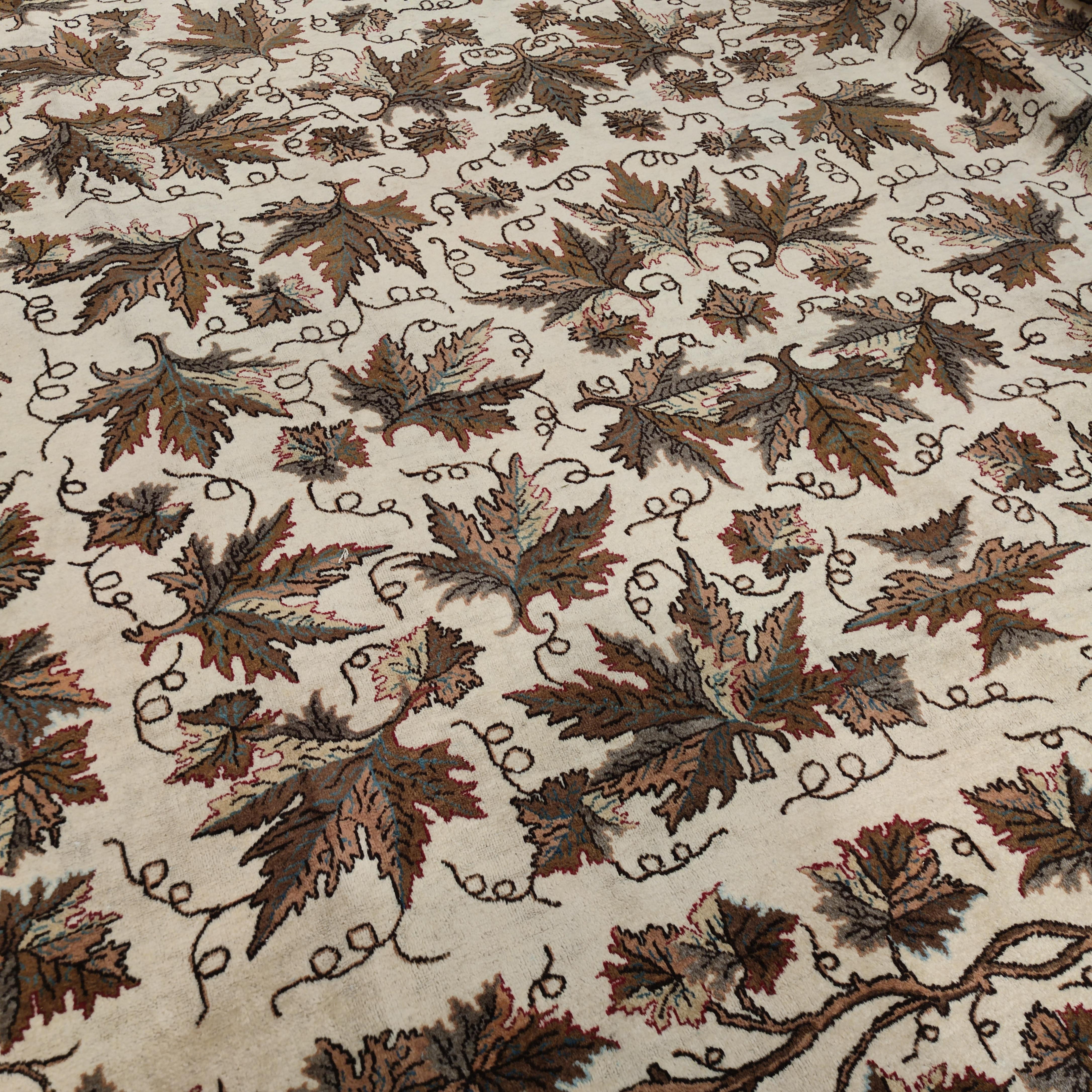 Cream Ground Modernist Rug with Oak Leafs In Good Condition For Sale In Milan, IT
