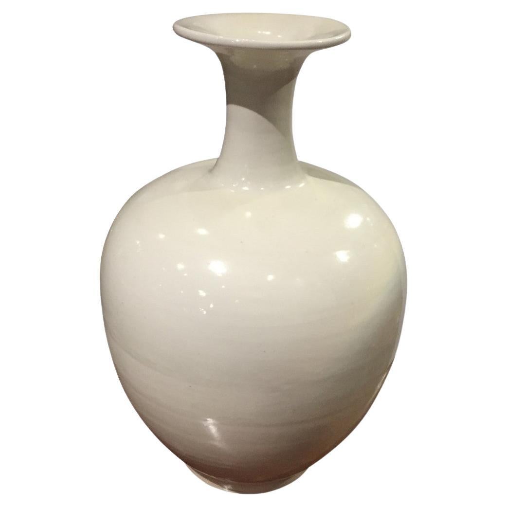 Vase en céramique en forme de cœur de couleur crème, Chine, contemporain