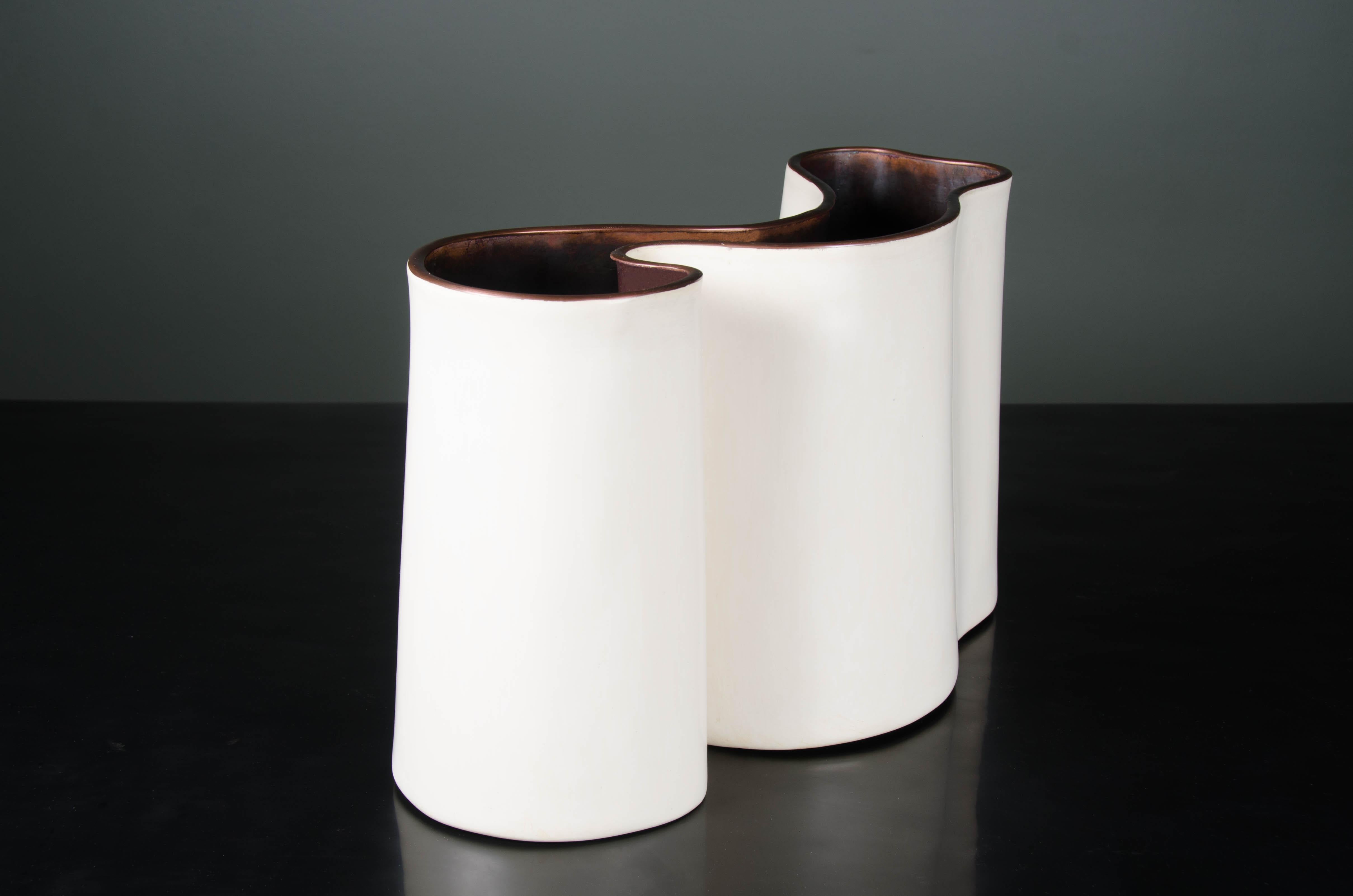 Vaso di radici con finiture in rame
Lacca crema
Ripasso a mano
Base in rame
Edizione limitata
Contemporaneo 
Ogni pezzo è realizzato singolarmente ed è unico.

Il repoussé è l'arte tradizionale di martellare a mano rilievi decorativi sulla