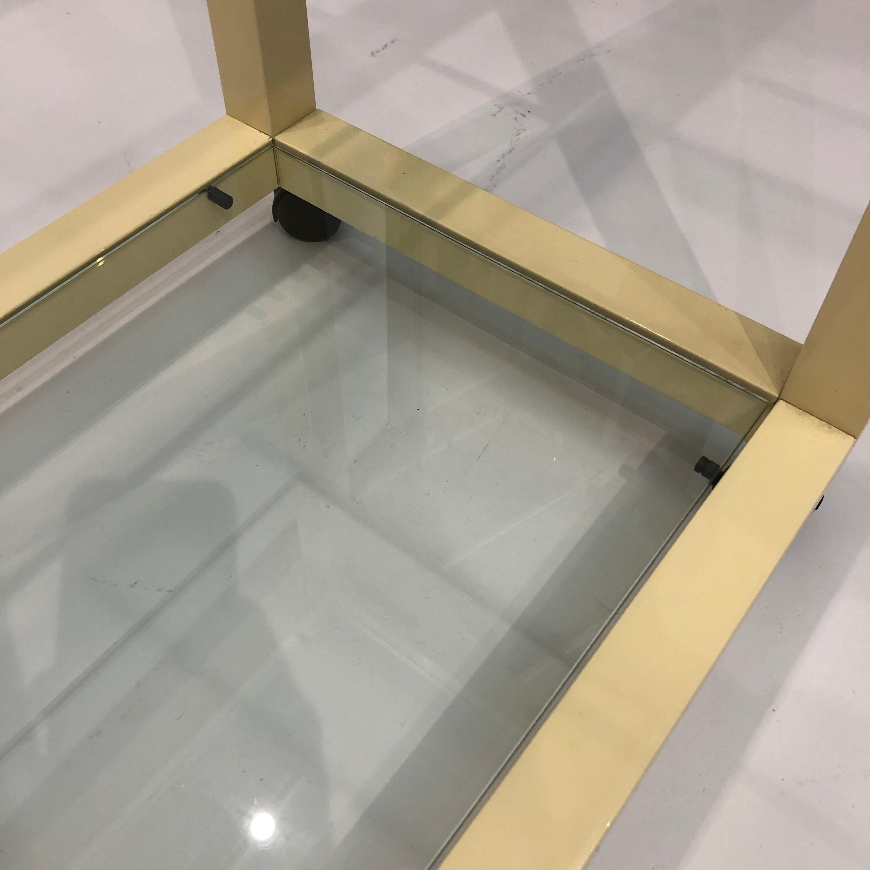 Mesas Auxiliares de Cristal Lacado Crema Ruedas Años 70 Hollywood Regency Pareja mesilla de noche en venta 1