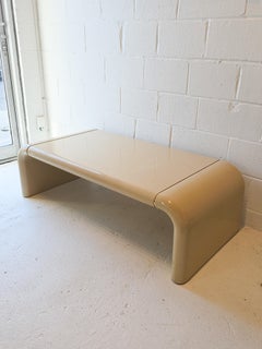 Cremefarben lackierter Wasserfall-Couchtisch