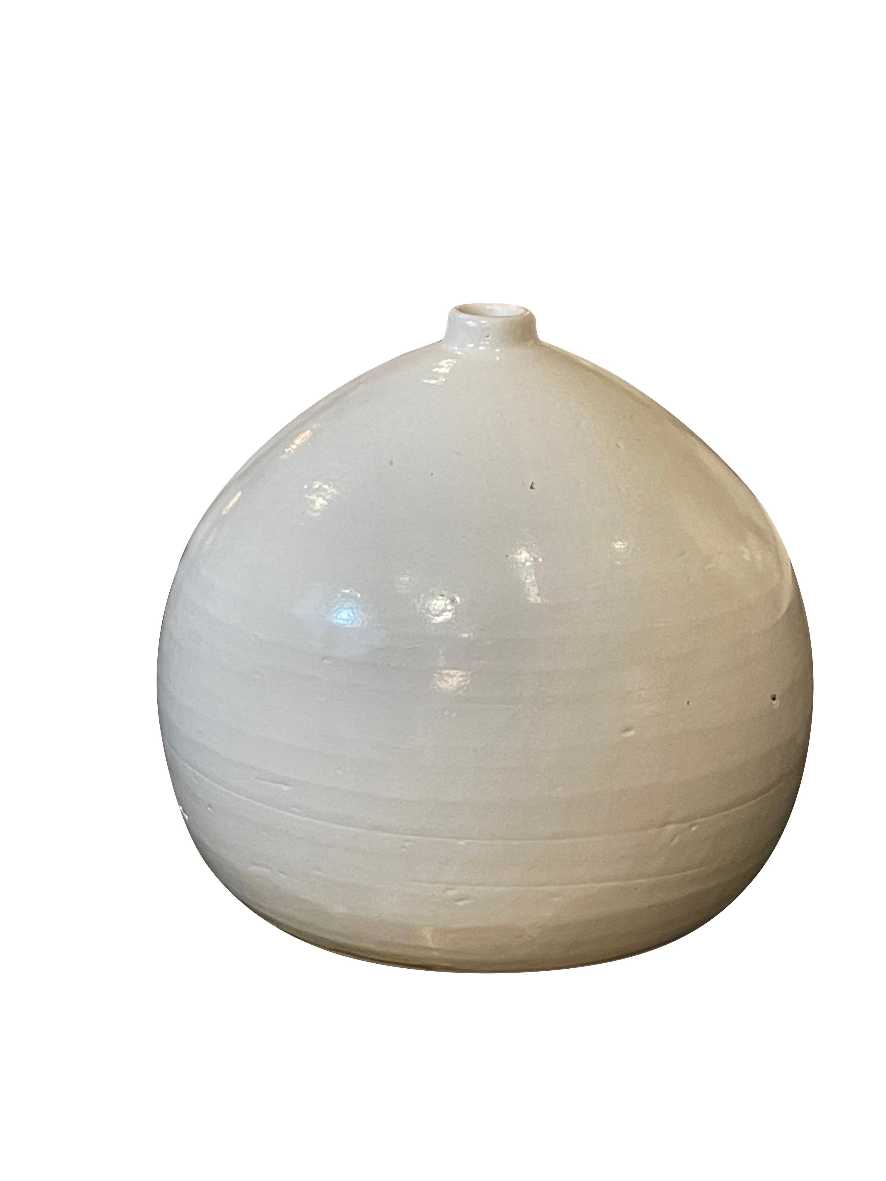 Grand vase chinois contemporain de couleur crème avec petite ouverture à bec. 
Fait partie d'une grande collection de vases crème.
De nombreuses tailles et formes sont disponibles.
