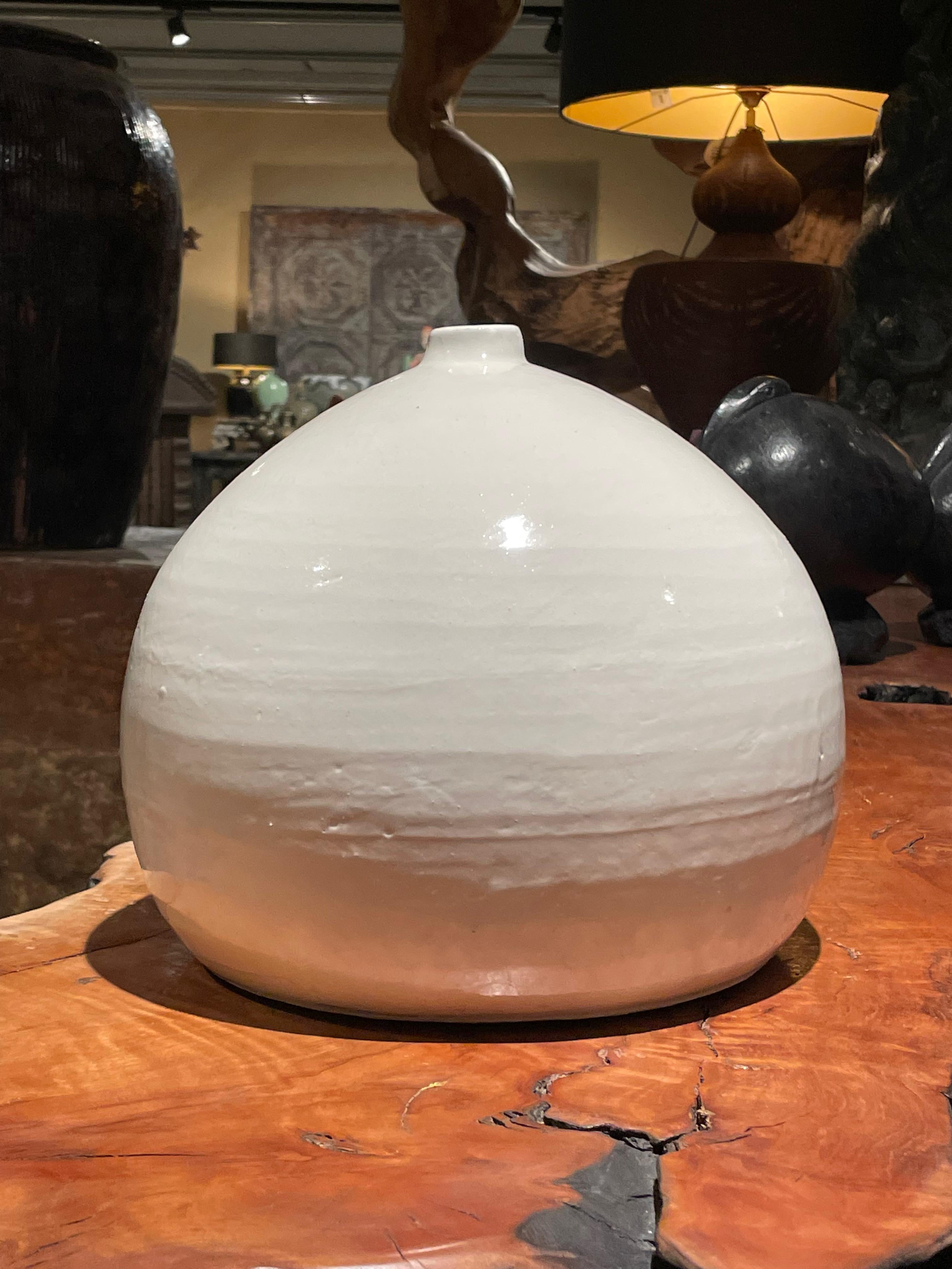 Grand vase crème avec ouverture à petit bec, Chine, contemporain Neuf - En vente à New York, NY