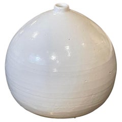 Grand vase crème avec ouverture à petit bec, Chine, contemporain